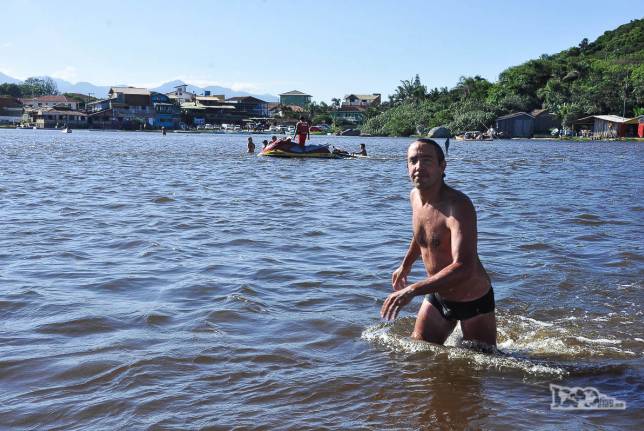 Atravessando a lagoa na Guarda do Embaú, litoral sul de Santa Catarina